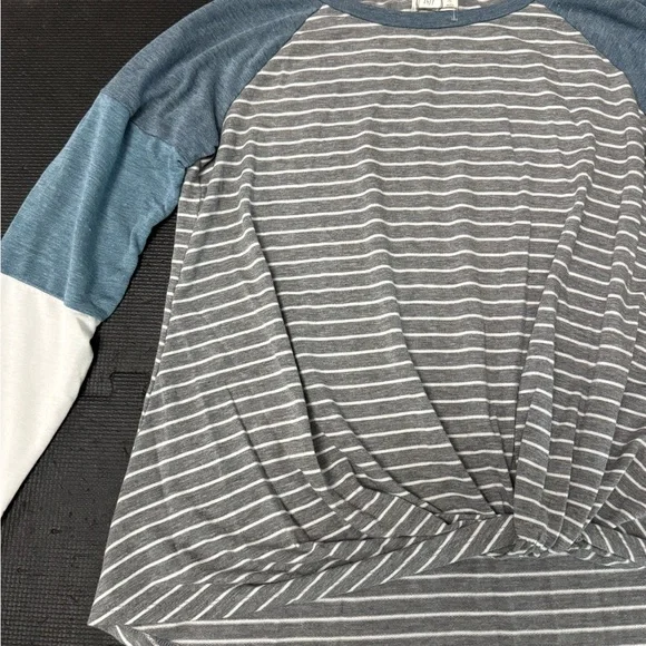 Maurices Gray and White Raglan 3/4 Sleeve Tee - Picture 5 of 8